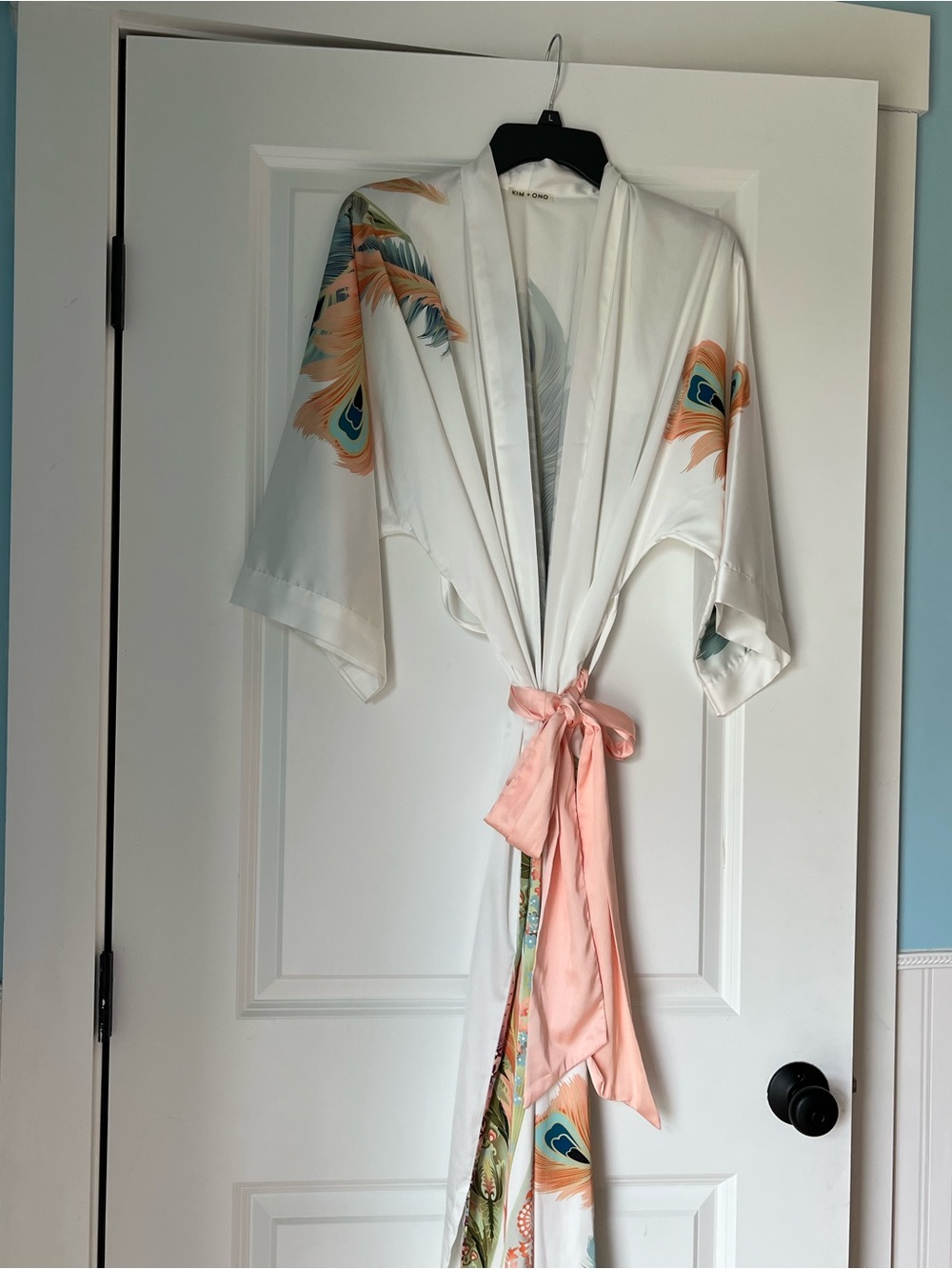 Silk-Feel White Peacock Print Kimono Robe with Pink Tie